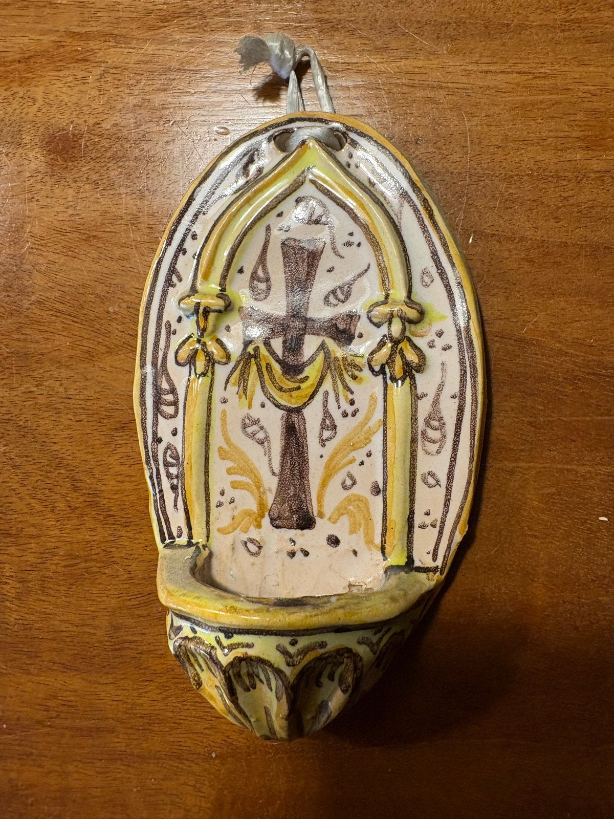 Vintage keramiek wijwatervat met kruisdecoratie, Antiek en Kunst, Ophalen of Verzenden