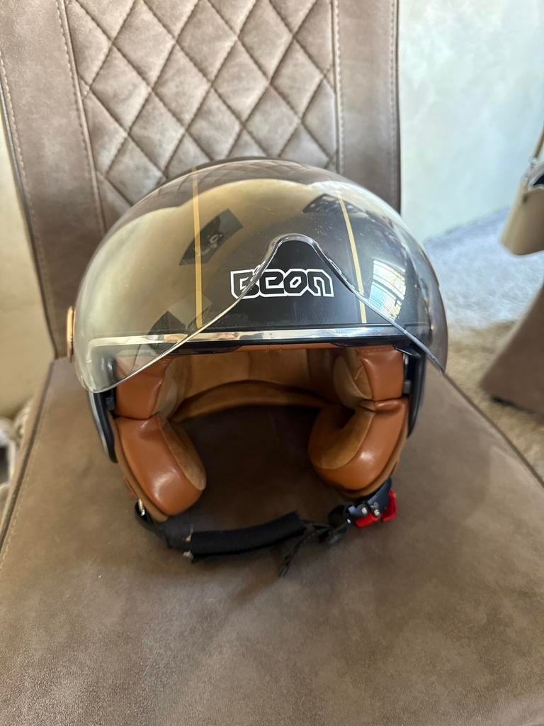 Beon helm maat S met klein krasje, Fietsen en Brommers, Brommerhelmen, Ophalen, Zo goed als nieuw
