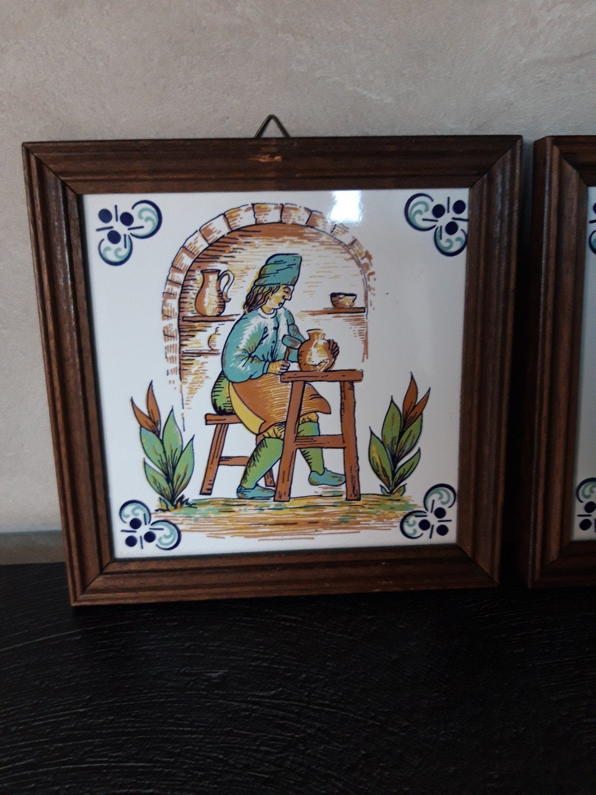 Te koop: 2 Oude vintage tegeltjes in houten lijst, Ophalen