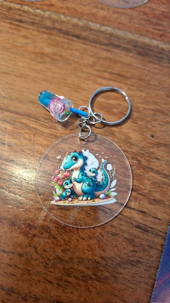 Zelfgemaakte sleutelhanger Dino - Uniek en schattig!, Ophalen of Verzenden, Nieuw, Dier of Natuur