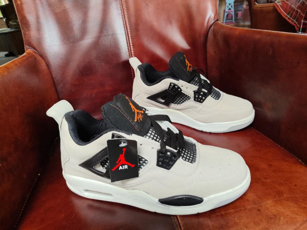 Nike Jordan nieuwe beige sneakers 40, Ophalen of Verzenden, Nieuw, Overige kleuren