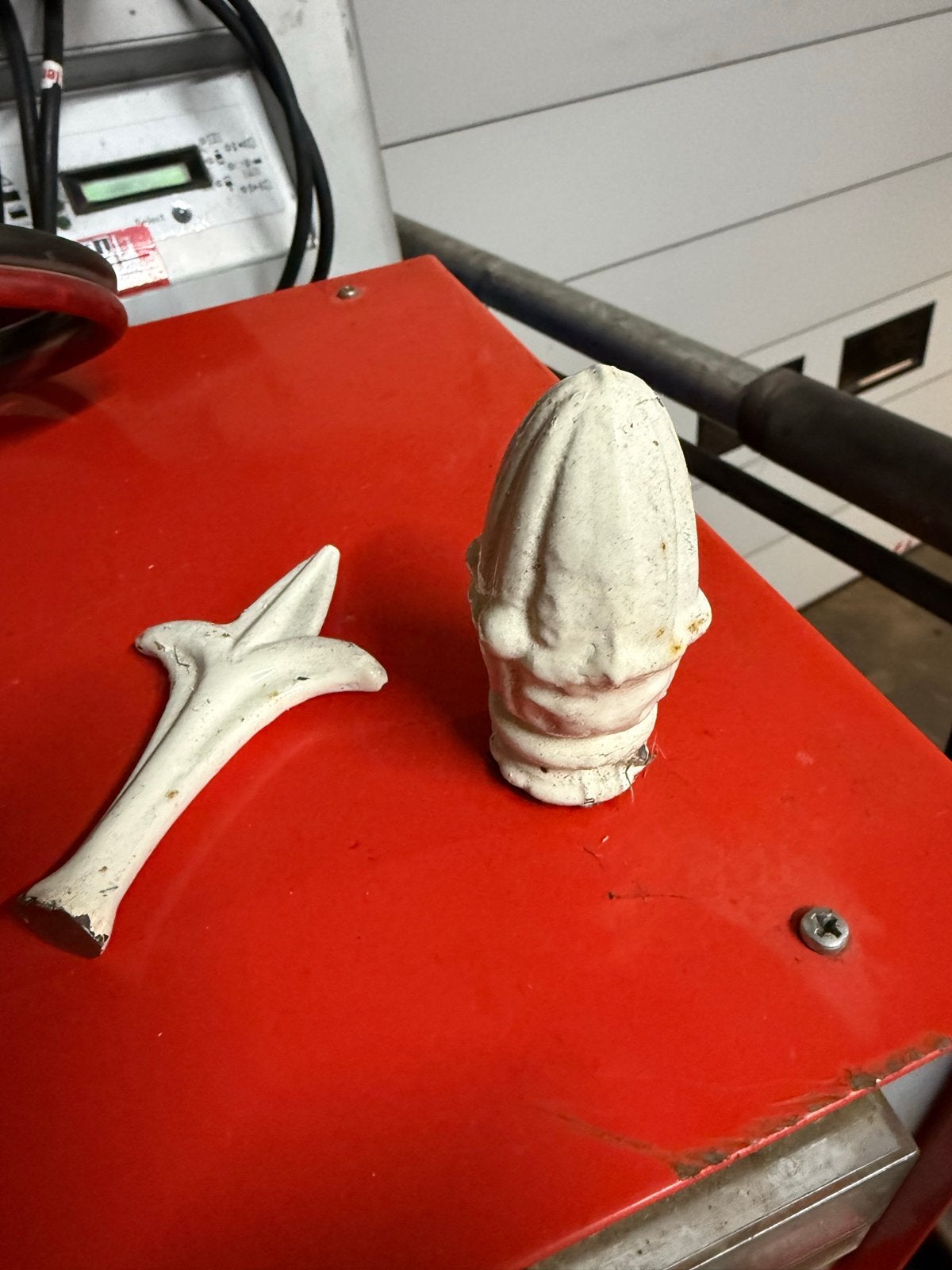 Decoratieve gietijzeren ornamenten (67 stuks)en 3 eikels, Ophalen