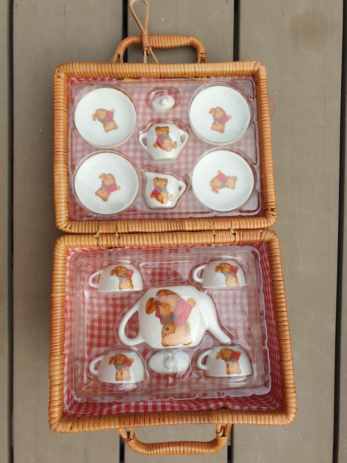 Poppenservies met beertjes in rieten picknickmand, Kinderen en Baby's, Ophalen of Verzenden, Zo goed als nieuw, Jongen of Meisje