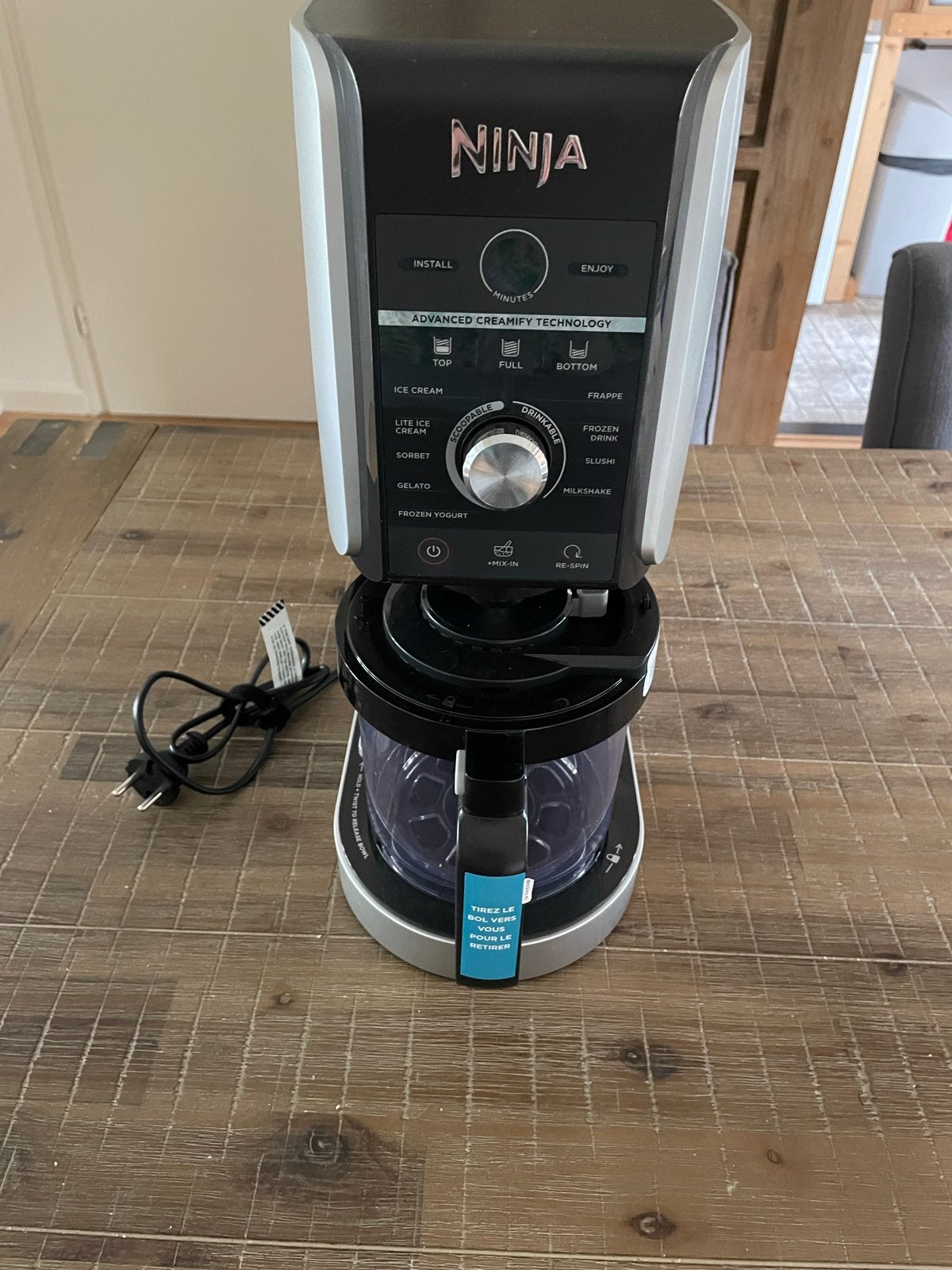 Ninja Creami Deluxe IJsmachine met 7 bekers, Ophalen, 1 tot 2 liter, 3 snelheden of meer, Zo goed als nieuw
