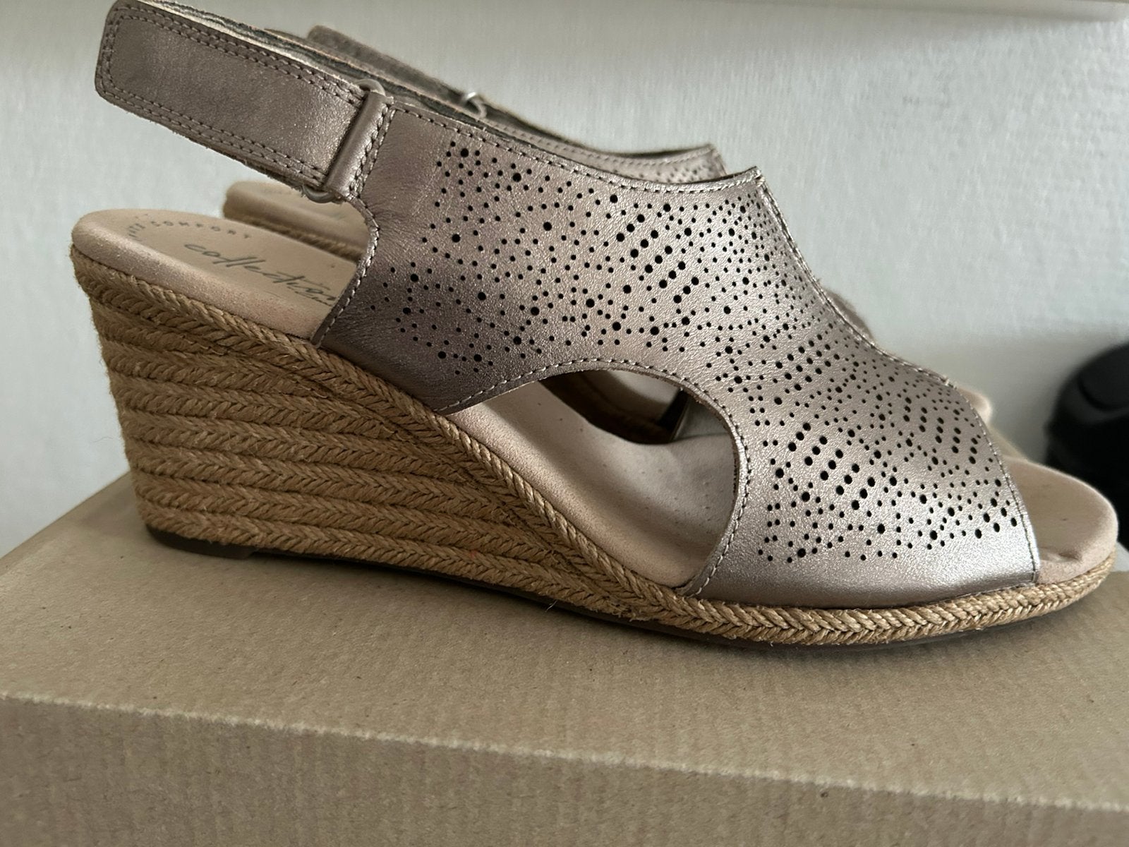 Sandalen Clarks maat 42 leer taupe goud met sleehak nieuw, Beige, Nieuw, Sandalen of Muiltjes, Ophalen of Verzenden