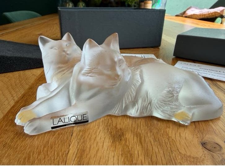 Lalique kristallen sculptuur van twee liggende katten izgs, Antiek en Kunst, Minder dan 20 cm, Art deco, Ophalen of Verzenden