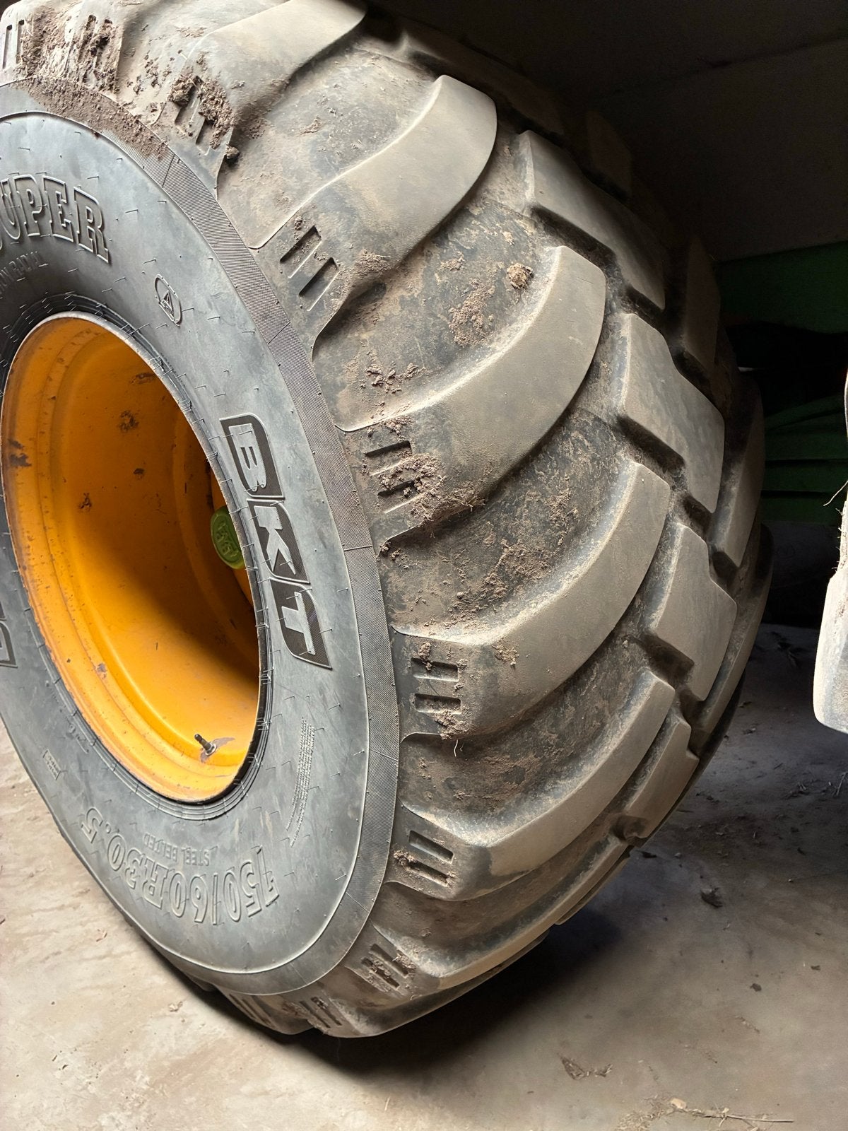 BKT FL 630 SUPER 750/60R30.5 en Super Traction Radial 800/65, Zakelijke goederen, Ophalen