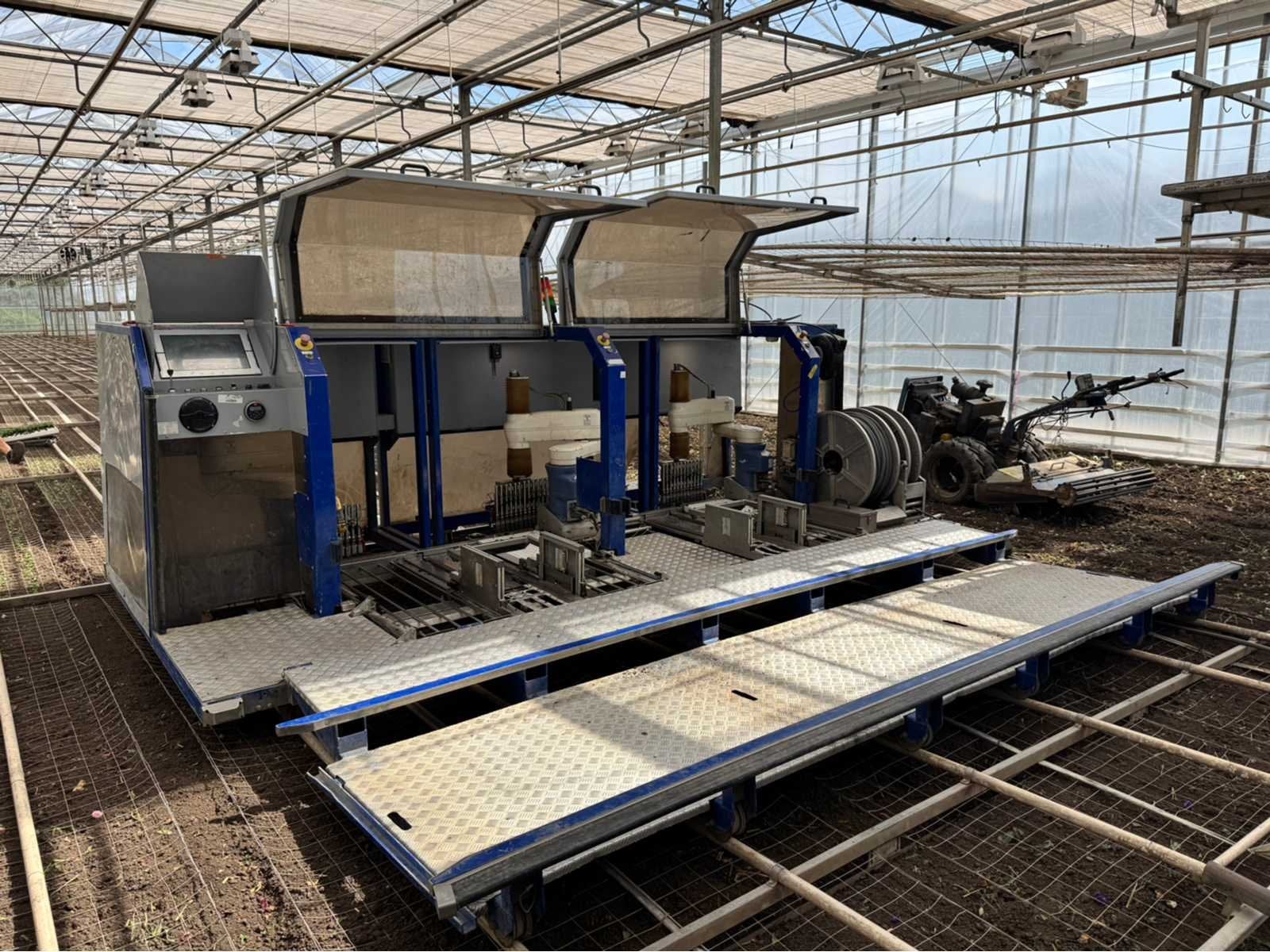 ISO Robot Plug Planting Machine, Zakelijke goederen, Agrarisch | Werktuigen, Overige, Zaaien, Planten of Poten