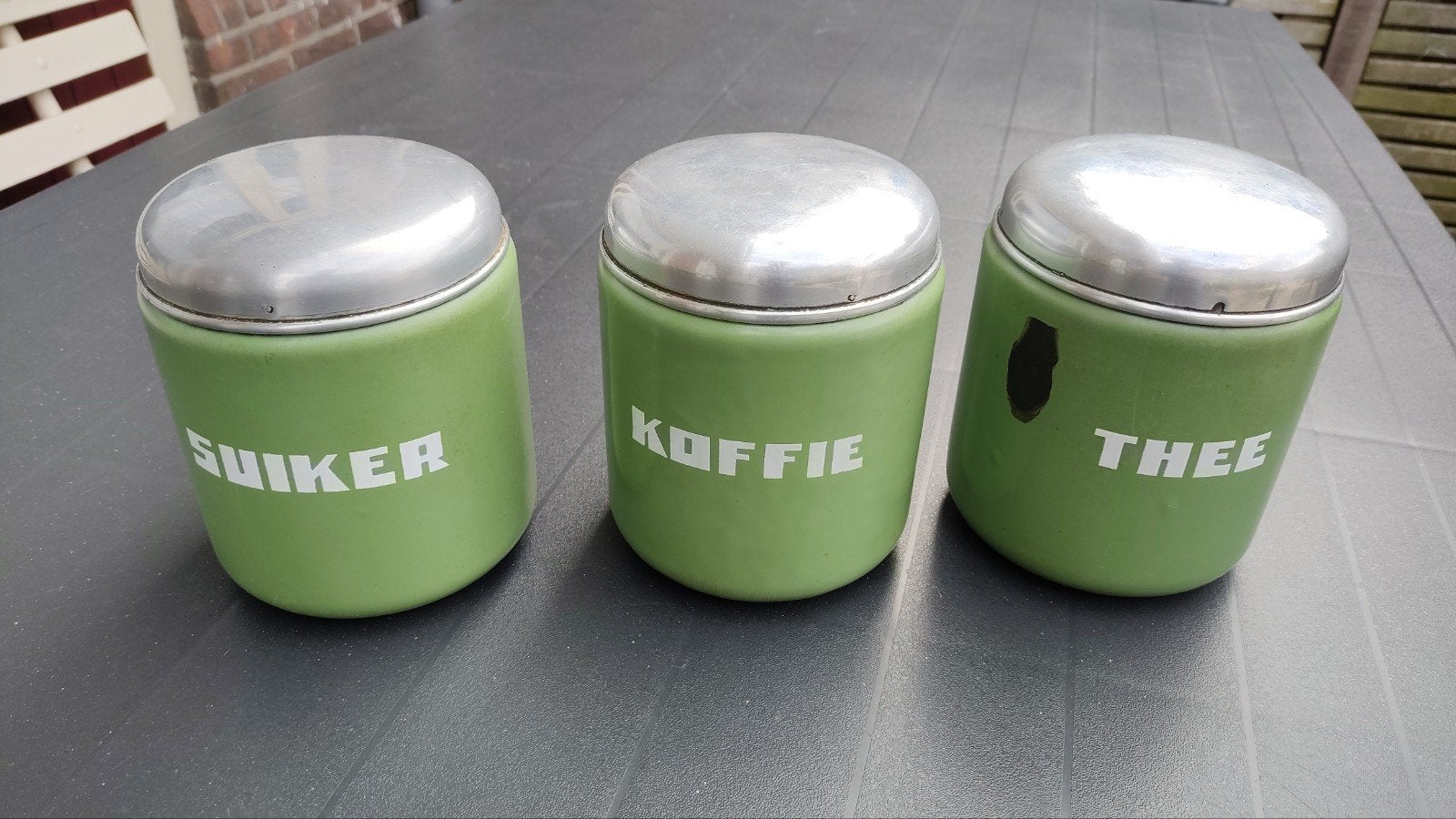 Geëmailleerde broodtrommel etc., Ophalen