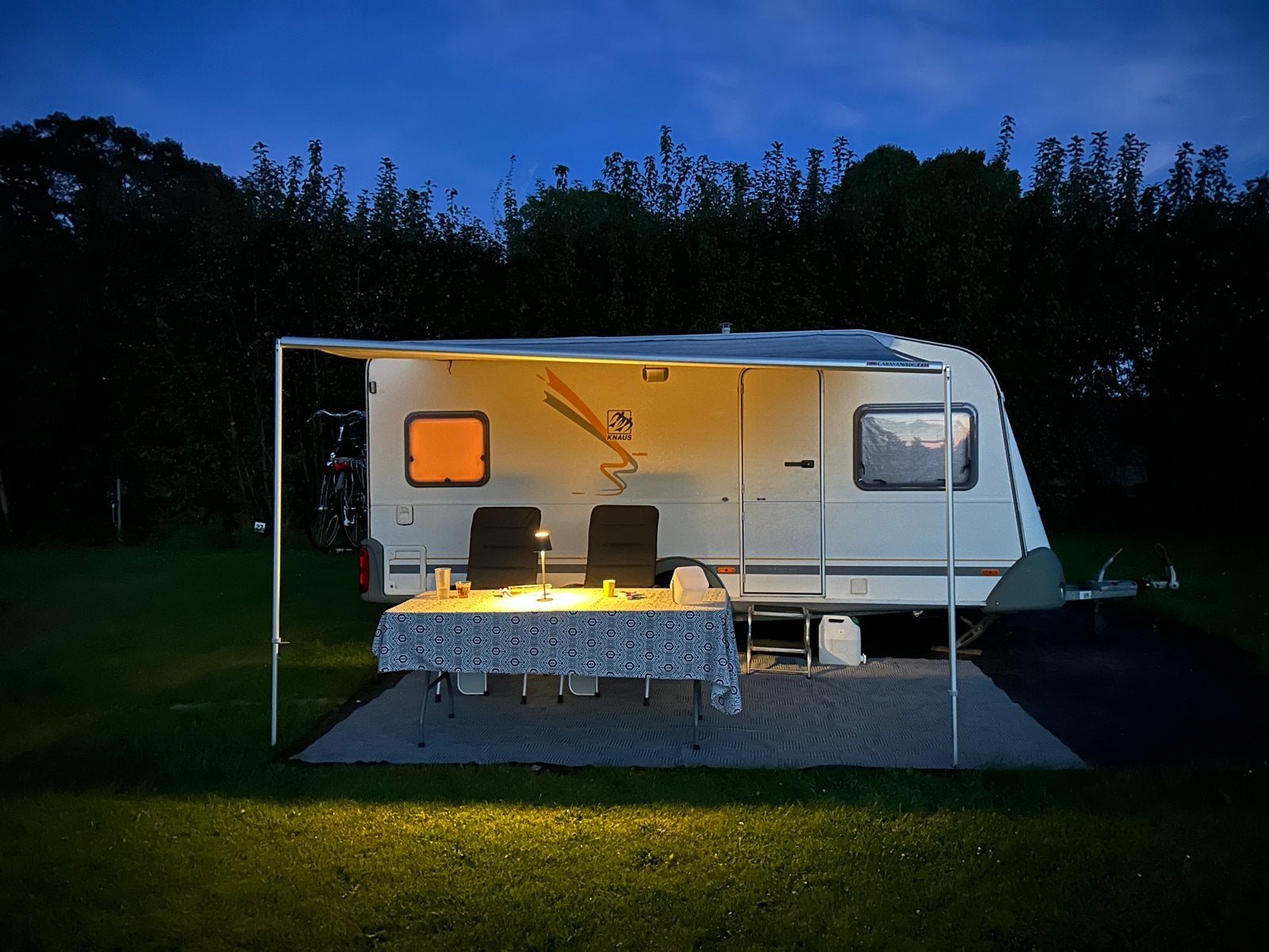 Knaus 450 caravan met rondzit en vast bed bj 2000, Caravans en Kamperen, Vast bed, Rondzit, Particulier, 4 tot 5 meter