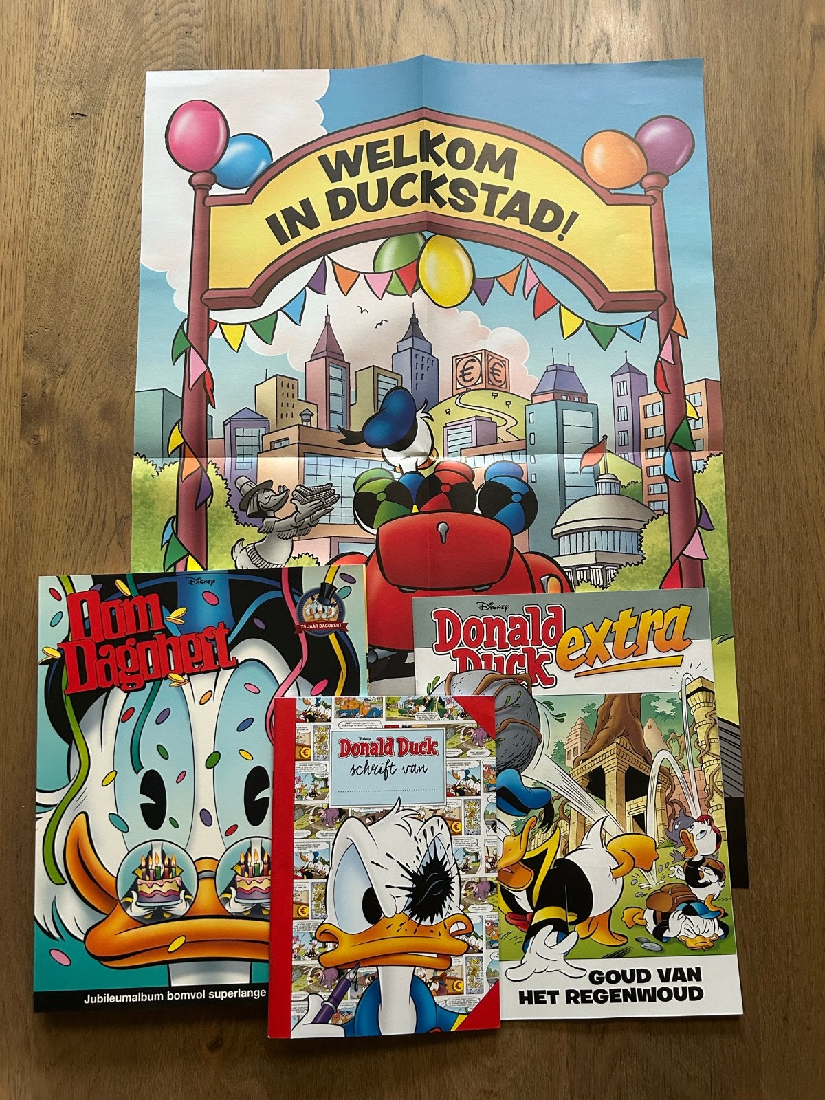 Donald Duck pakket: boeken, poster, tas en sleutelhangers, Boeken, Meerdere stripboeken, Ophalen of Verzenden, Nieuw