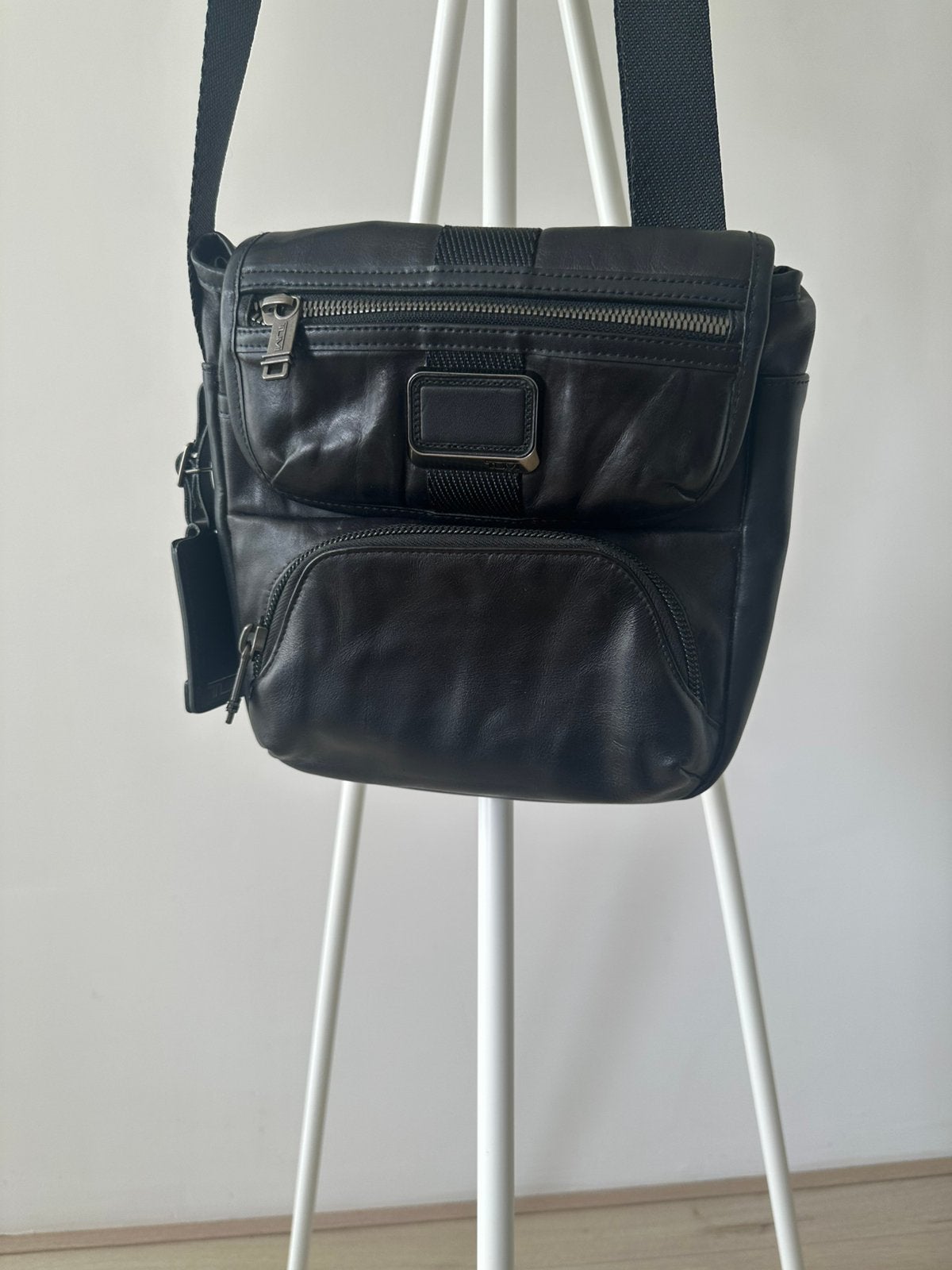 TUMI Alpha Bravo Barton Leather Crossbody Bag Black, Overige merken, Zwart, Ophalen of Verzenden, Zo goed als nieuw