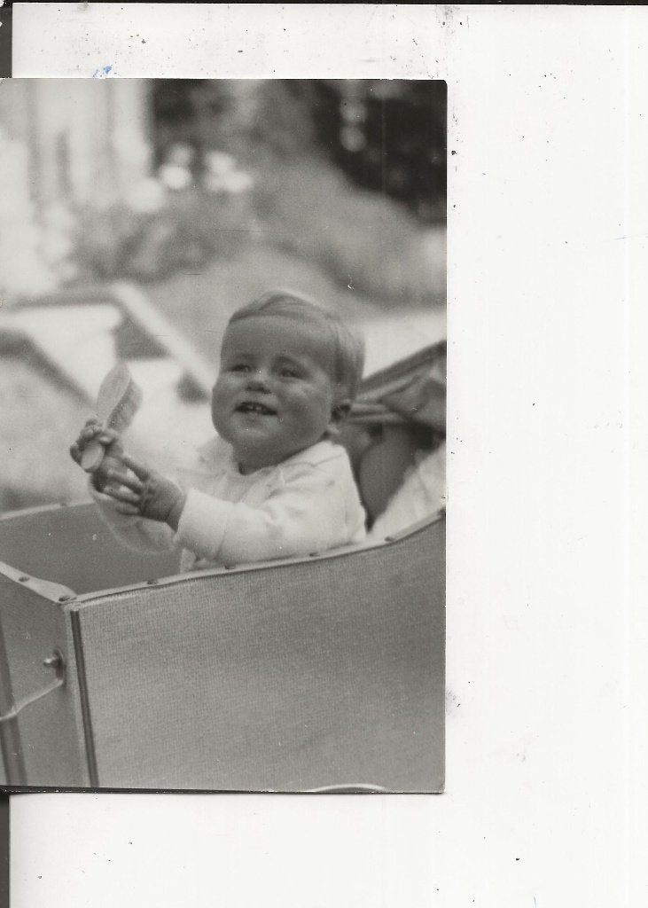 Baby in de kinderwagen met haarborstel Fotokaart, Ophalen of Verzenden, 1920 tot 1940, Ongelopen