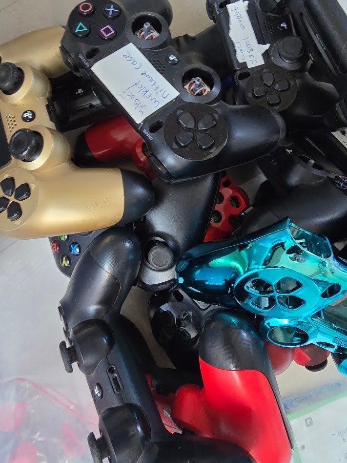 Foto 6 van Grote partij PS4/PS5 controllers + onderdelen/accessoires