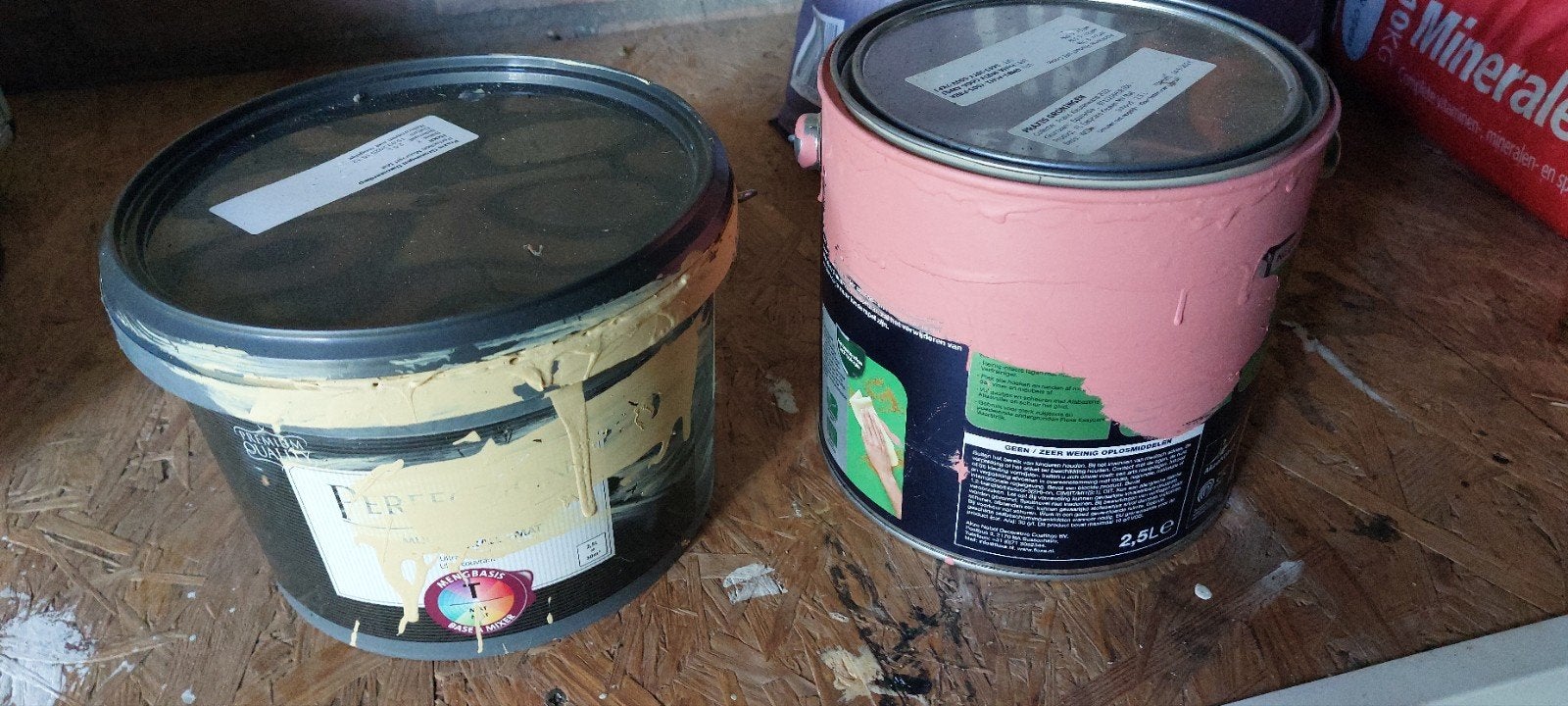 Twee blikken verf: Roze en Gele muurverf, Ophalen, Roze, Minder dan 5 liter, Verf