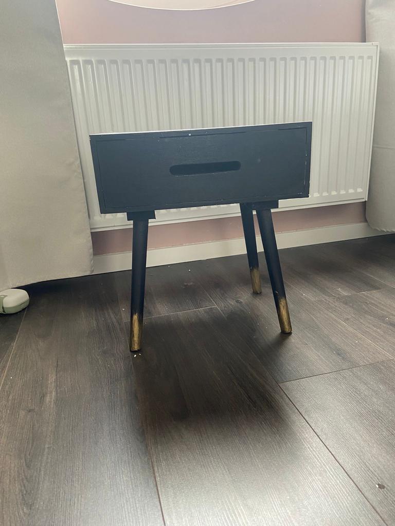 Nachtkastje mat zwart met gouden poten, Ophalen, Gebruikt, Minder dan 45 cm, Minder dan 55 cm