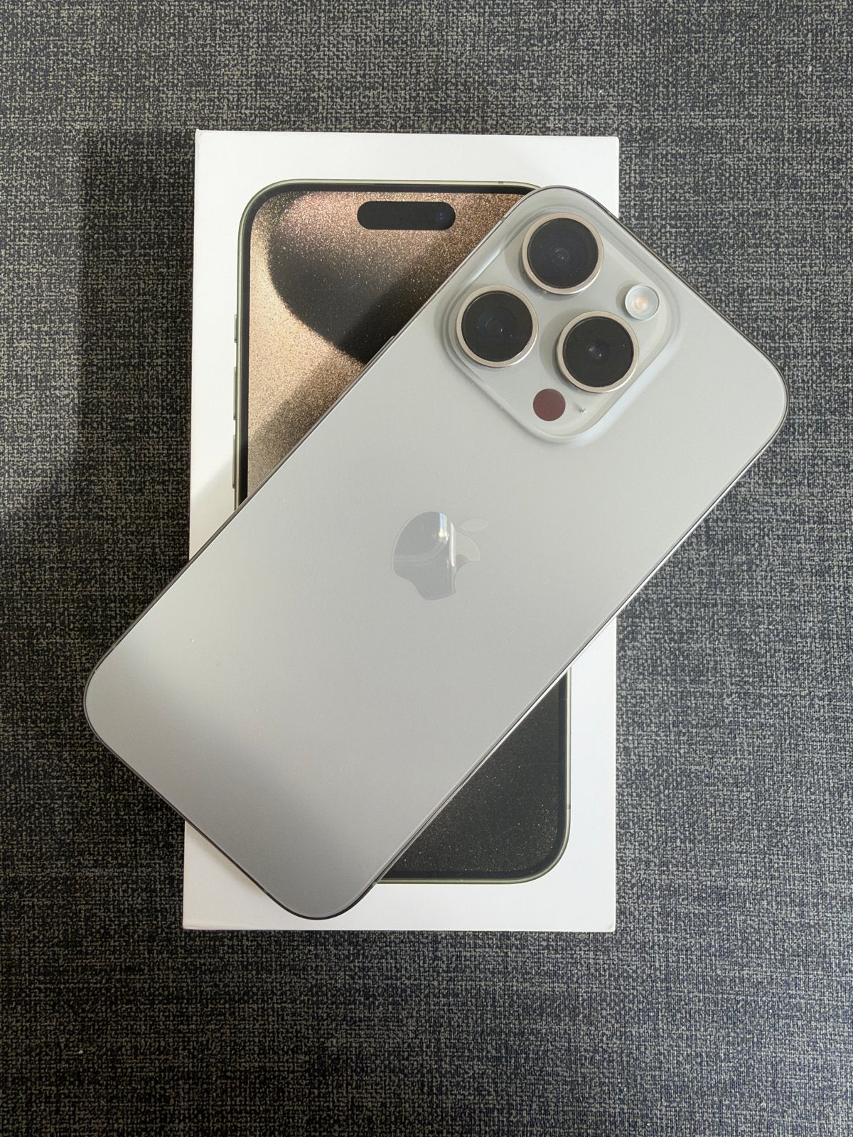 Foto 12 van Apple iPhone 15 Pro 128GB Natural Titanium - Zeer goed