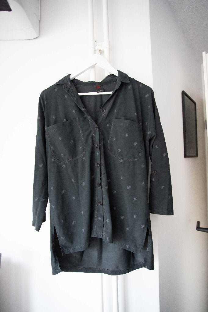 Zwarte/donkergrijze blouse travelstof Penn & Ink maat 36, Penn & Ink, Zwart, Ophalen of Verzenden, Maat 36 (S)