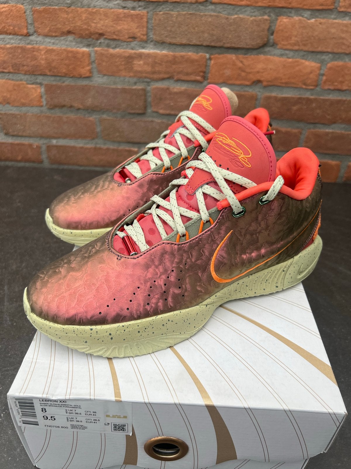 Nike LeBron XXI Ember Glow/Elemental Gold Sneakers Maat 41, Ophalen of Verzenden, Nieuw, Overige kleuren, Sneakers of Gympen