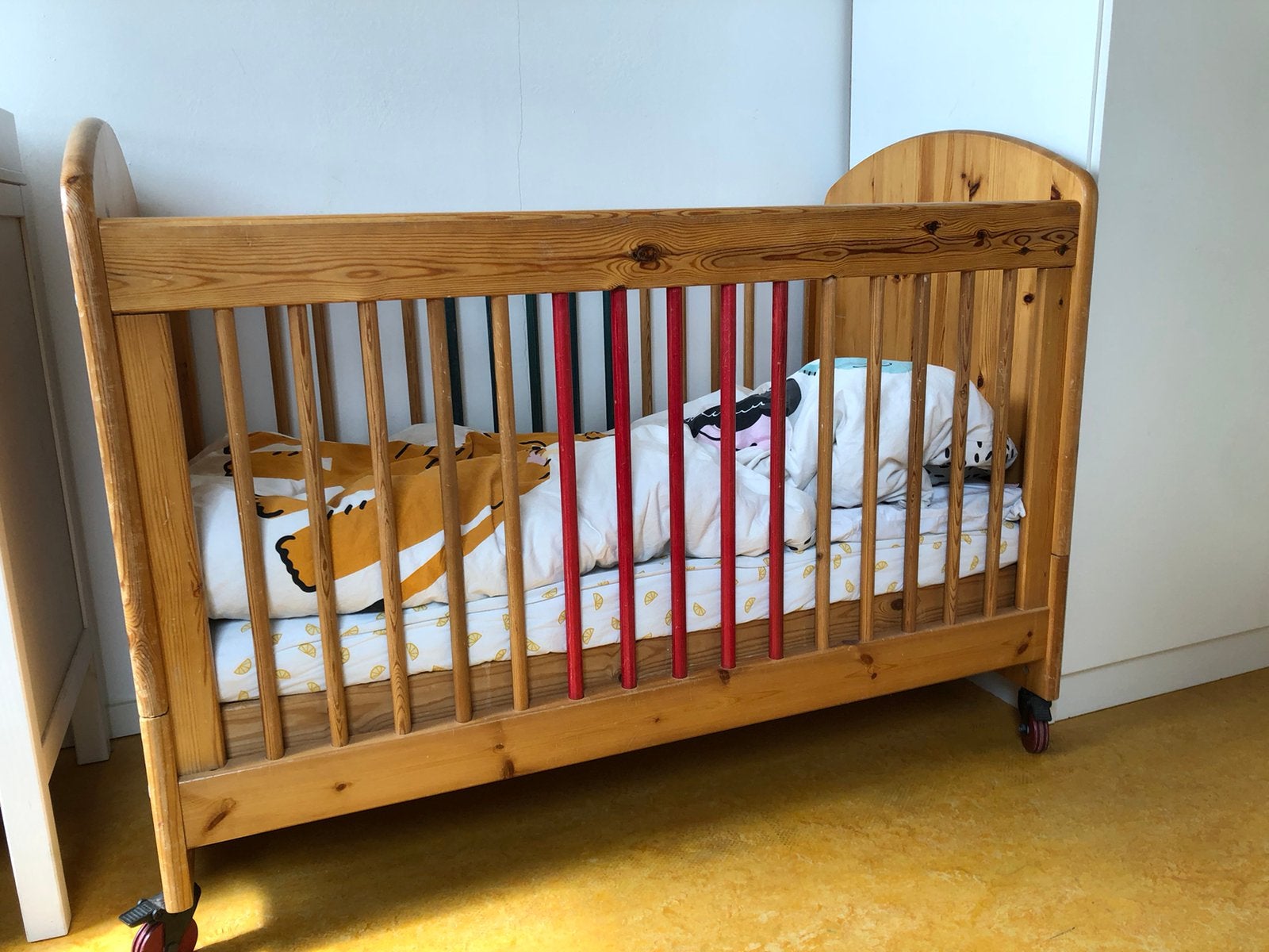 Baby- peuterbed met Cocomat matras en beddegoed, Ophalen, Gebruikt, Jongetje of Meisje