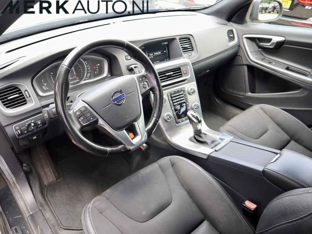 Volvo V60 2.0 D4 Momentum, Auto's, Volvo, Euro 6, 1969 cc, Leder en Stof, 23 km/l