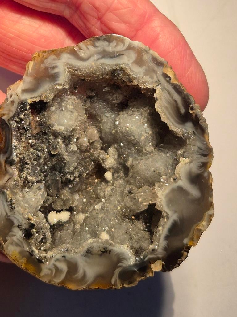 Prachtige geode met o.a. kwartsrozetten uit Brazilië, Ophalen of Verzenden