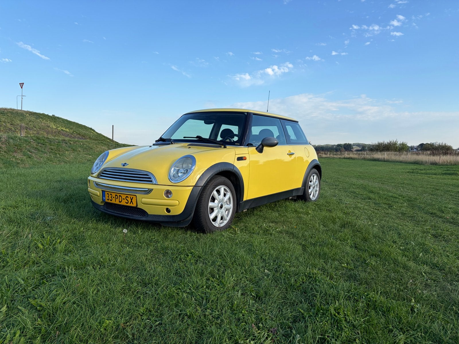 Mini 1.6 16V ONE AUT 2004 Geel, Auto's, Stof, Zwart, 4 cilinders, 4 stoelen