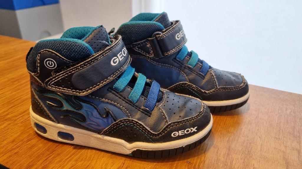 Geox kindersneakers met LED maat 27, Gebruikt, Jongen of Meisje, Schoenen, Ophalen of Verzenden