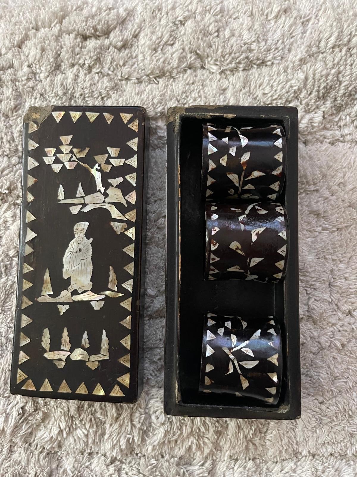 Antieke Chinese Lakdoos met Parelmoer Inleg +3 servetringen, Antiek en Kunst, Ophalen