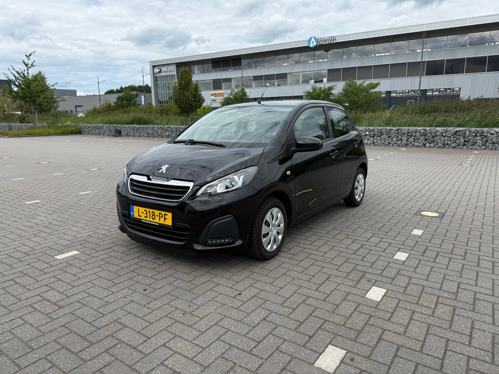 Peugeot 108 1.0 E-vti 72pk 5D 2021 Zwart, Auto's, 4 stoelen, Zwart, Origineel Nederlands, Handgeschakeld