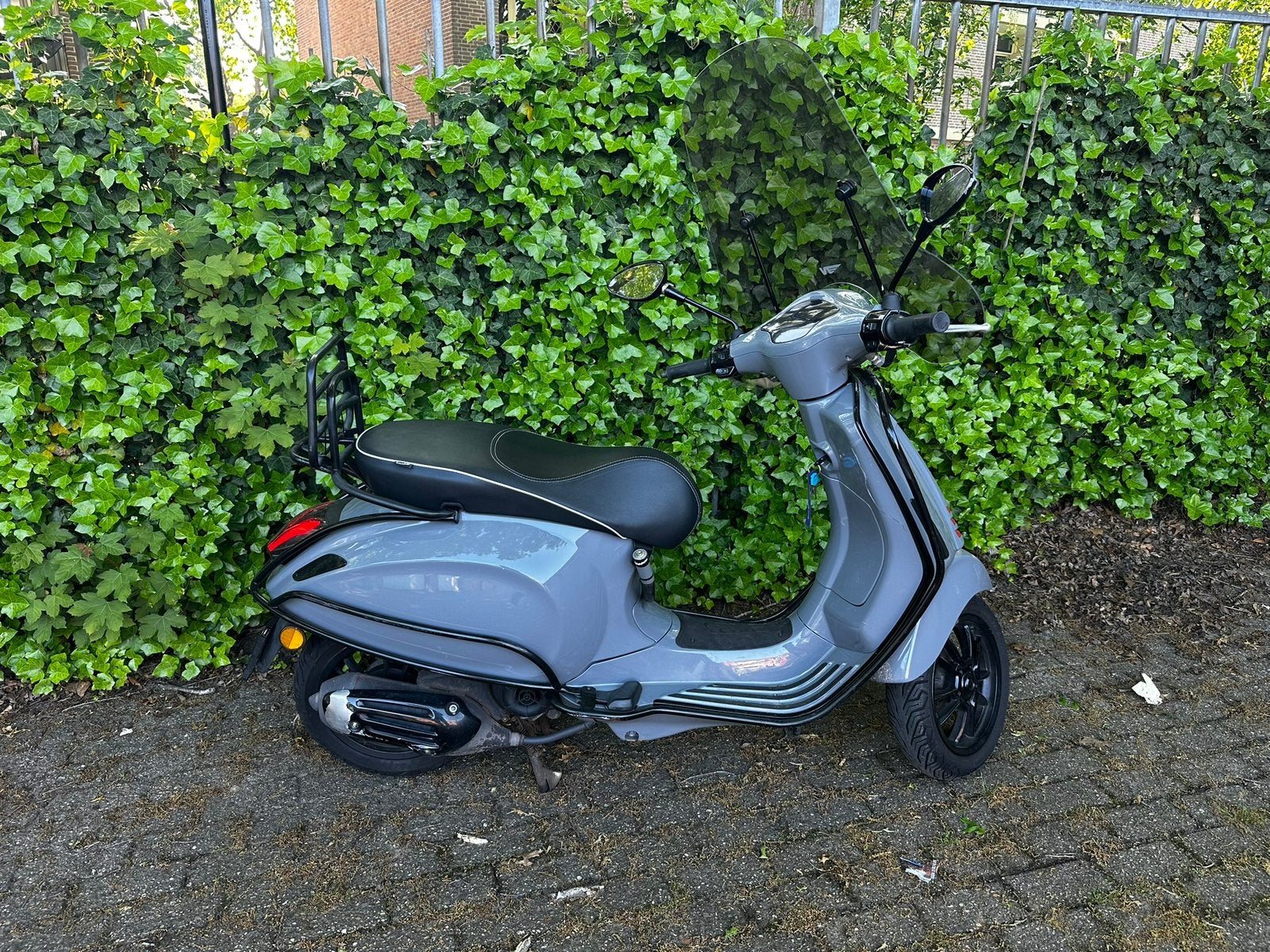 Vespa Primavera 2019 - Grijs, Windscherm, Achterrekje, Fietsen en Brommers, Scooters | Vespa, Ophalen, Gebruikt, Benzine, Overige modellen