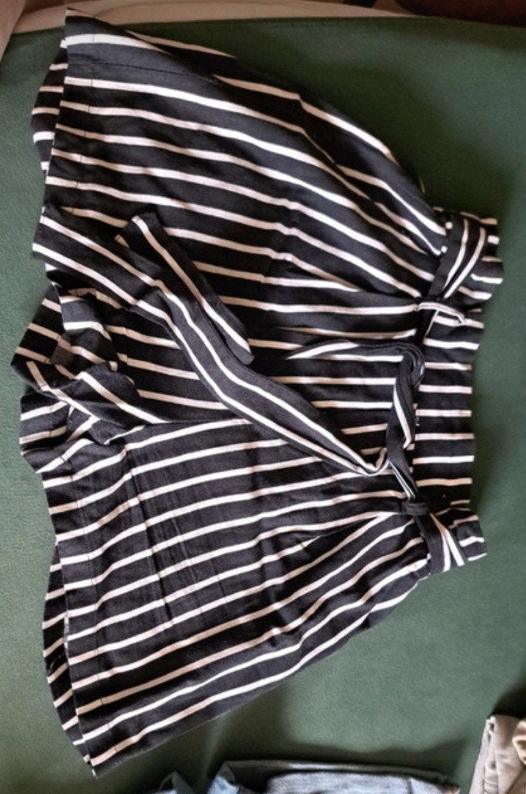 Amisu Korte Broek Maat 36 Zwart-Wit Gestreept, Kleding | Dames, Kort, Zwart, Ophalen of Verzenden, Maat 36 (S)