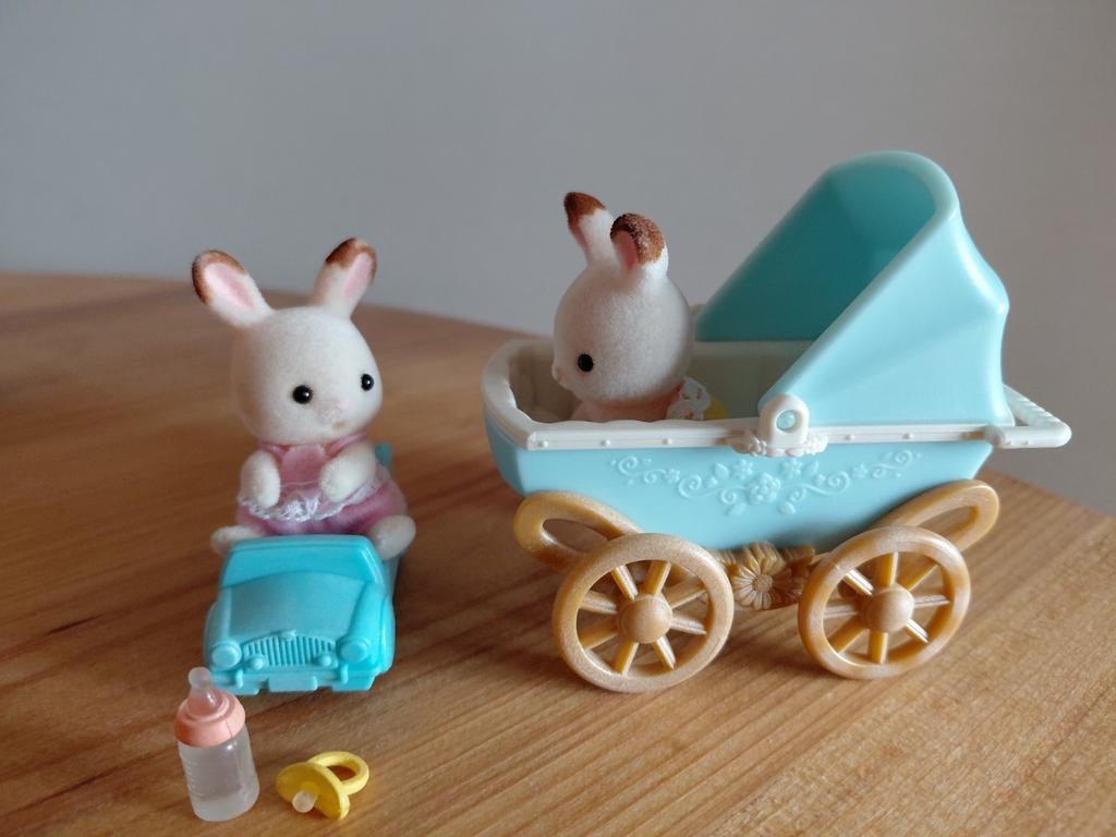 Sylvanian families blauwe wandelwagen/babies/konijnen, Ophalen of Verzenden, Zo goed als nieuw, Poppenhuis