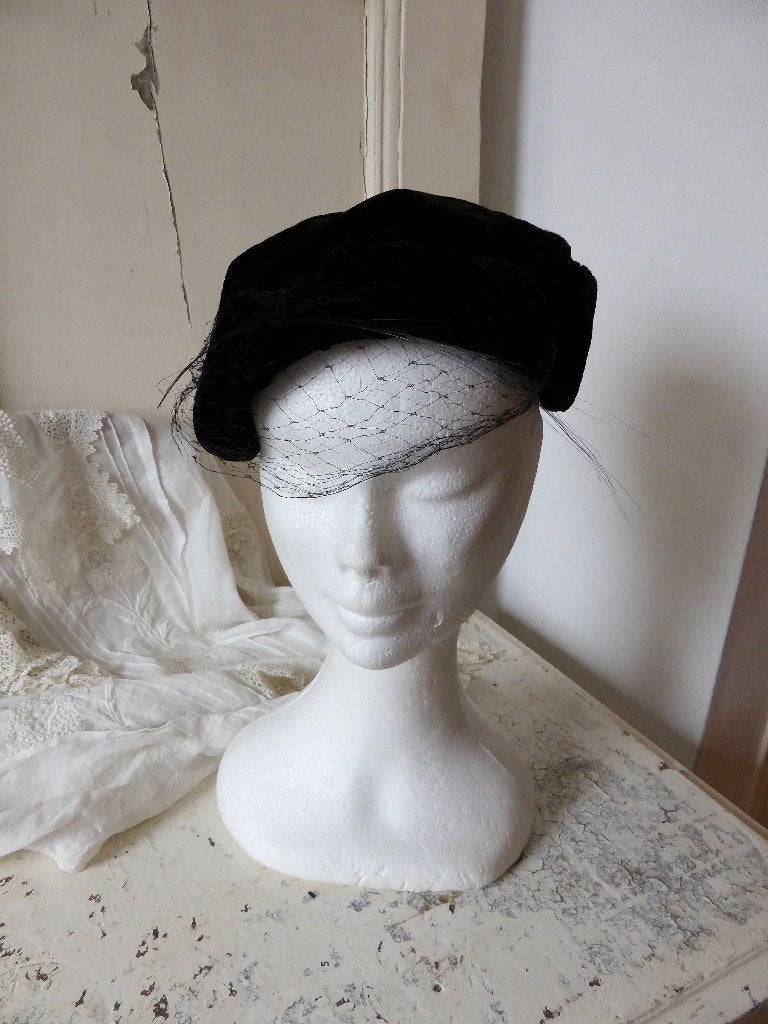 Apart oud fluwelen hoedje met sluier / hoed, Kleding | Dames, Ophalen of Verzenden, Zo goed als nieuw, One size fits all