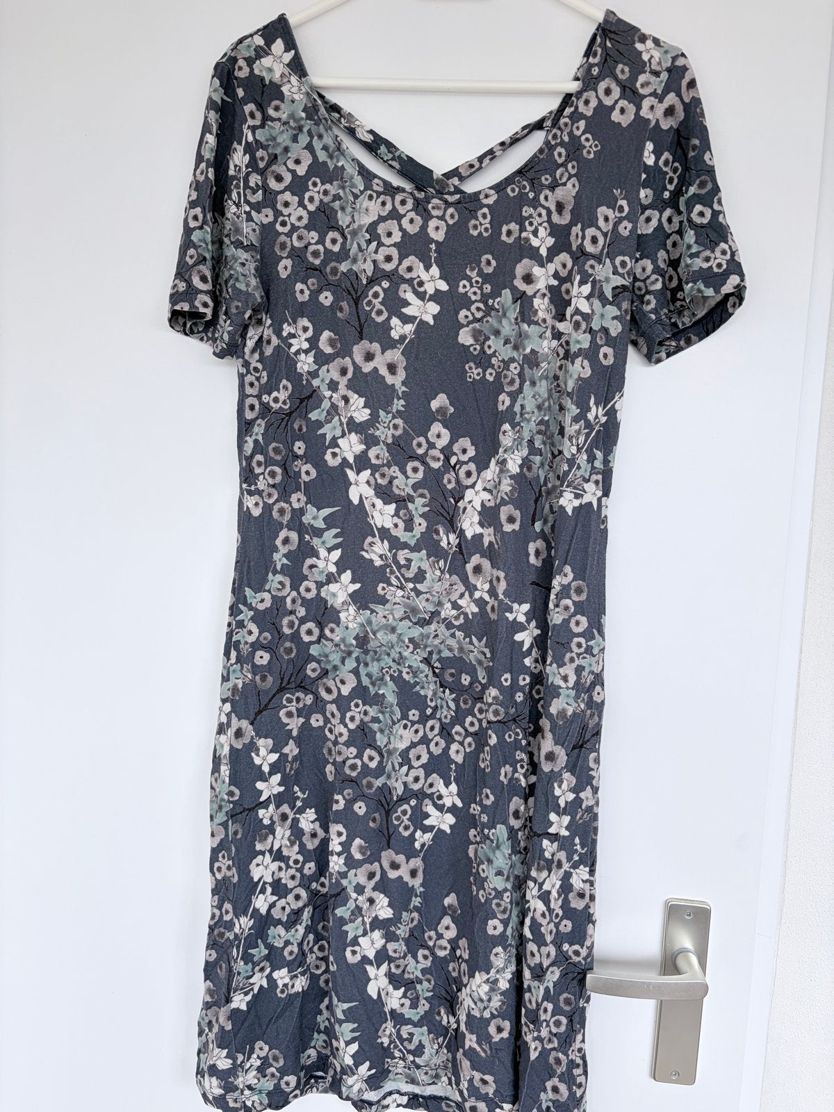 Zomerjurk met bloemenprint en gekruiste rug, Maat 42/44 (L), Ophalen of Verzenden, Zo goed als nieuw, Grijs
