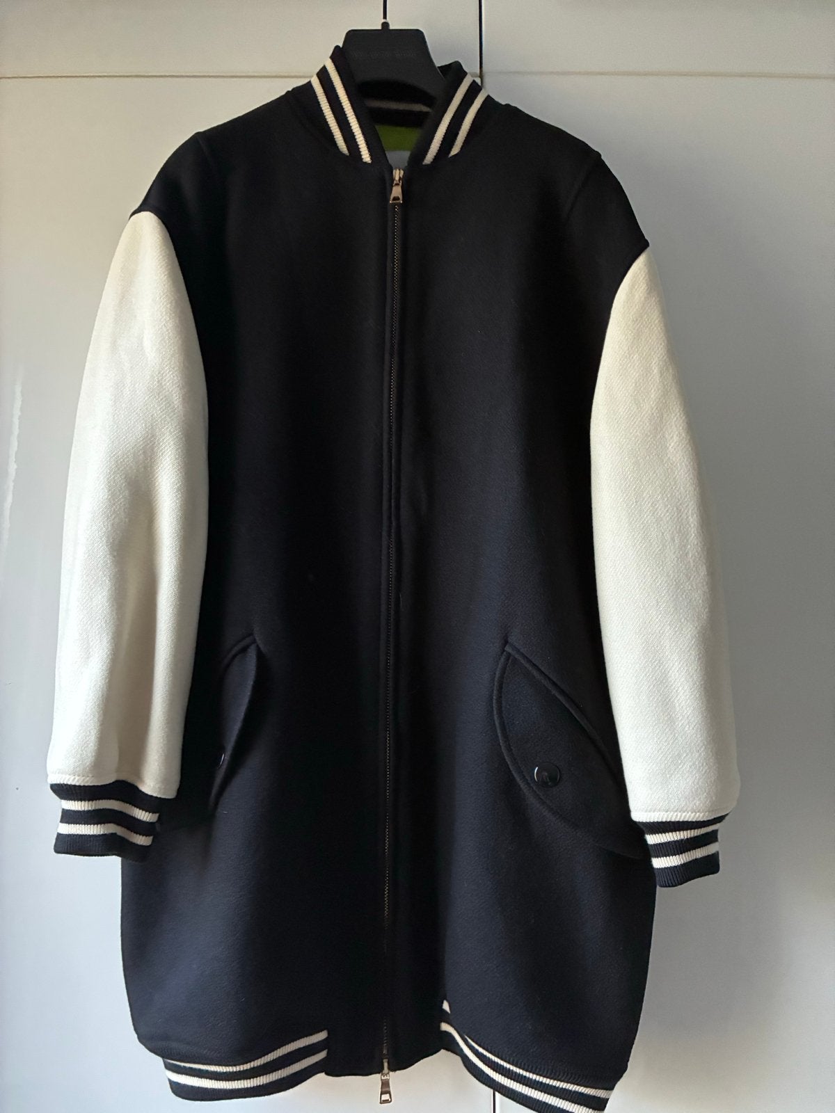 Moschino by Jeremy Scott Collectors Item wollen Varsity Jas, Kleding | Dames, Verzenden, Zo goed als nieuw, Maat 38/40 (M), Zwart