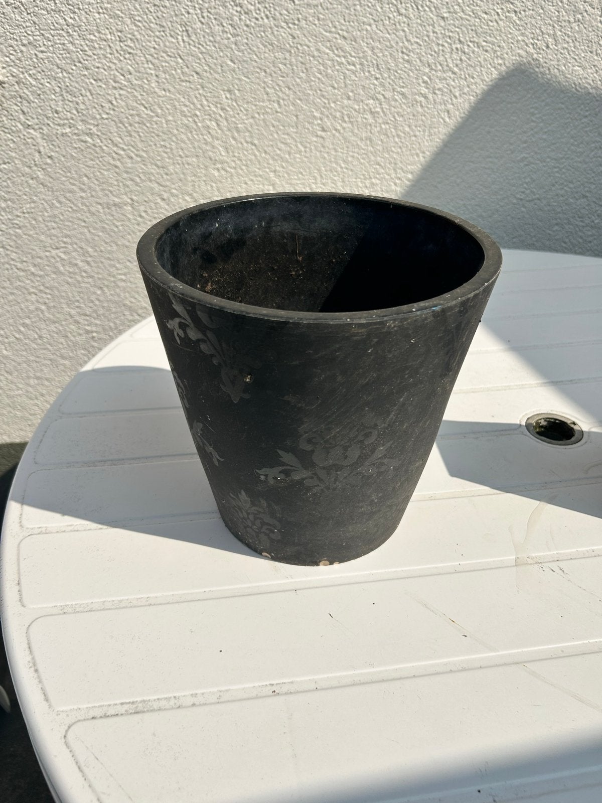 Drie gebruikte bloempotten: zwart en roze, Tuin en Terras, Steen, Gebruikt, Minder dan 30 cm, Minder dan 60 cm