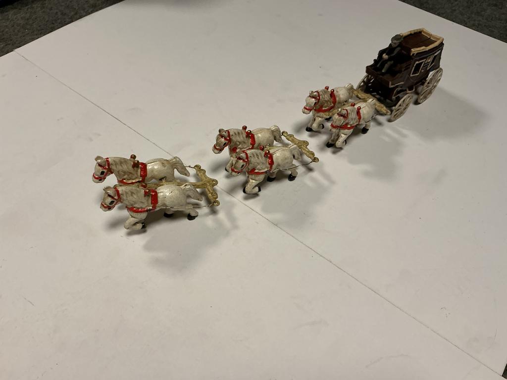 Antieke gietijzeren postkoets met paarden, Verzamelen, Speelgoed, Gebruikt, Ophalen of Verzenden
