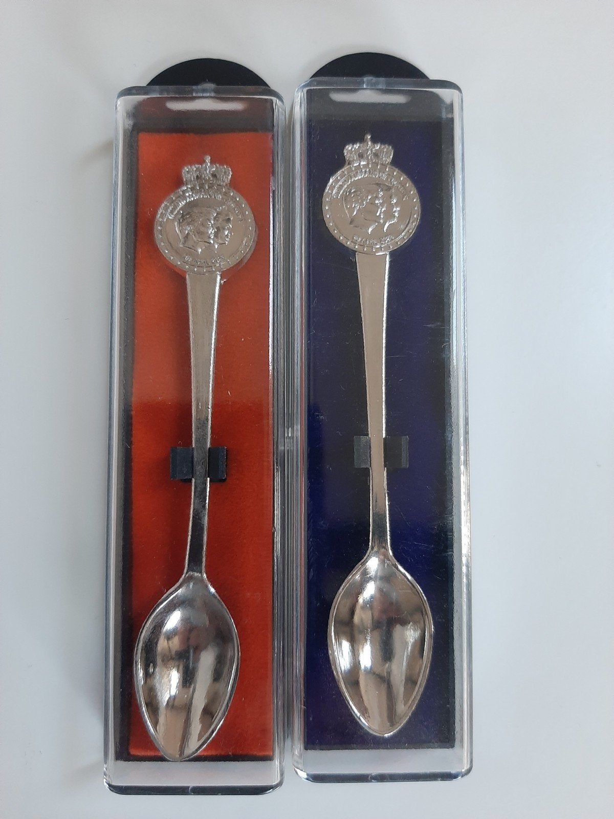 2 DE zilveren lepeltjes Koningshuis., Verzamelen, Ophalen of Verzenden, Nieuw, Nederland, Speld(je) of Lepel(tje)