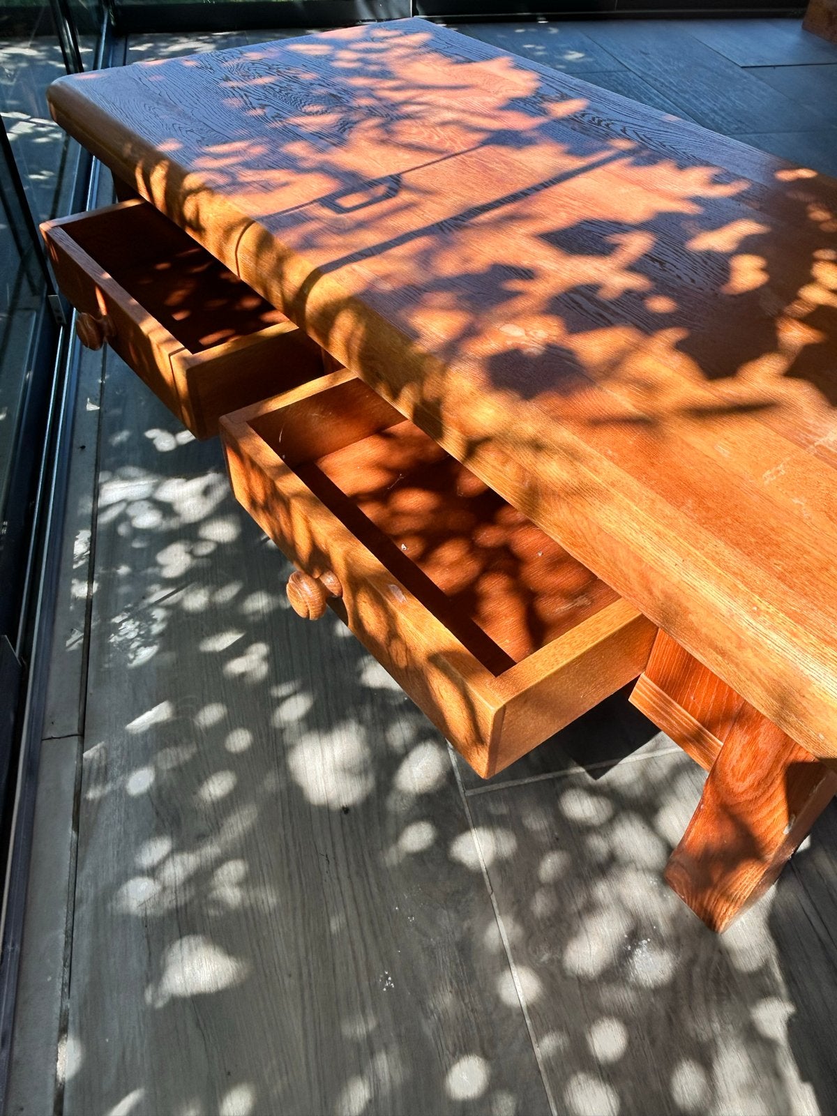 Massief houten salontafel met 2 lades, Ophalen, Gebruikt, 100 tot 150 cm, 50 tot 100 cm