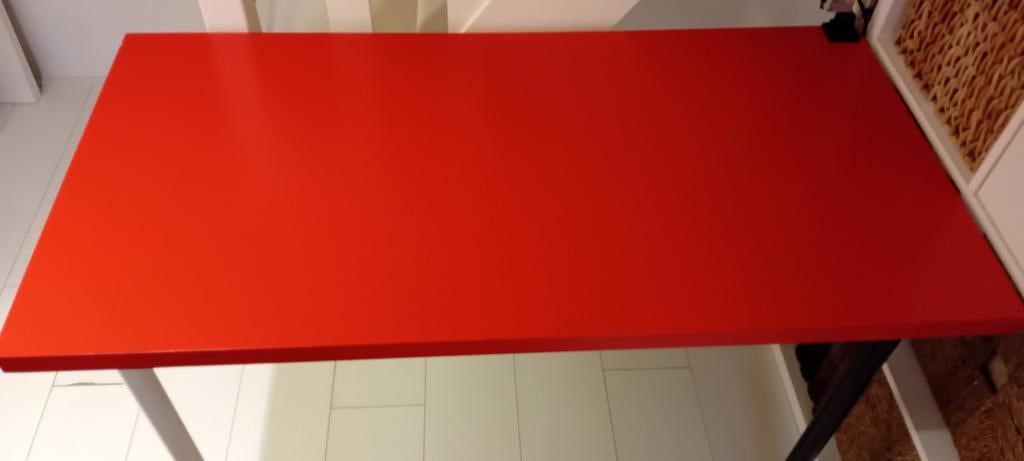 IKEA Vika Amon Bureau - Rood Tafelblad met Poten, Huis en Inrichting, Bureaus, Ophalen, Demontabel, Gebruikt, Spaanplaat of MDF