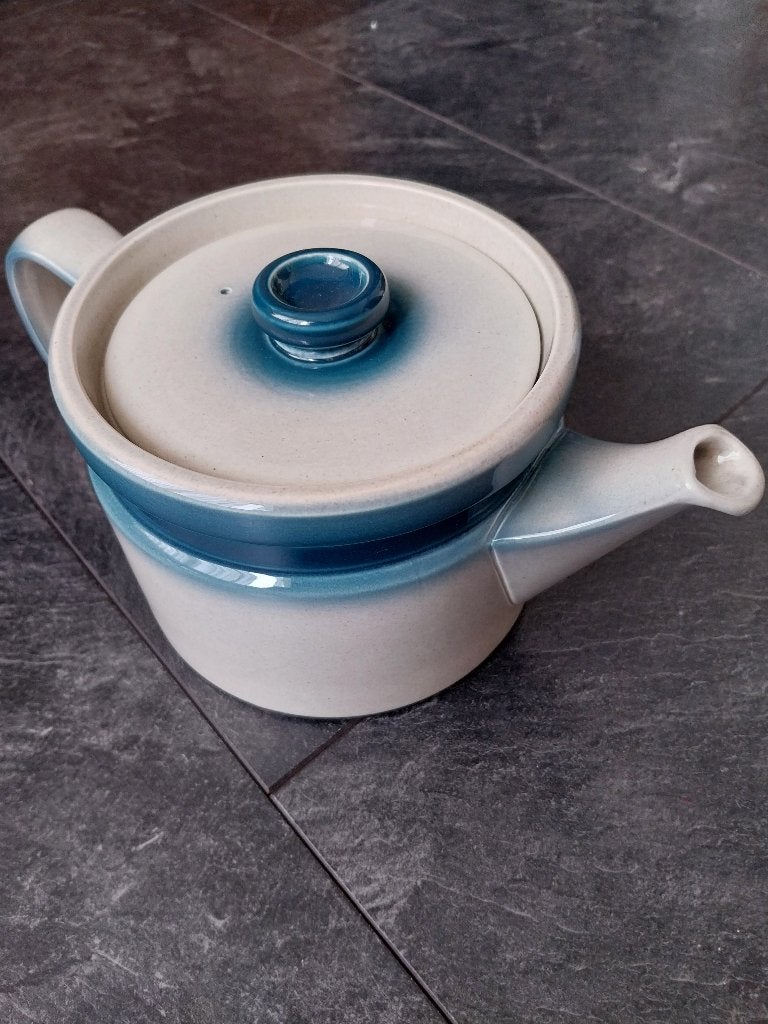 Wedgwood Blue Pacific Theepot - Oven tot Tafel, Ophalen of Verzenden, Zo goed als nieuw, Porselein, Overige typen