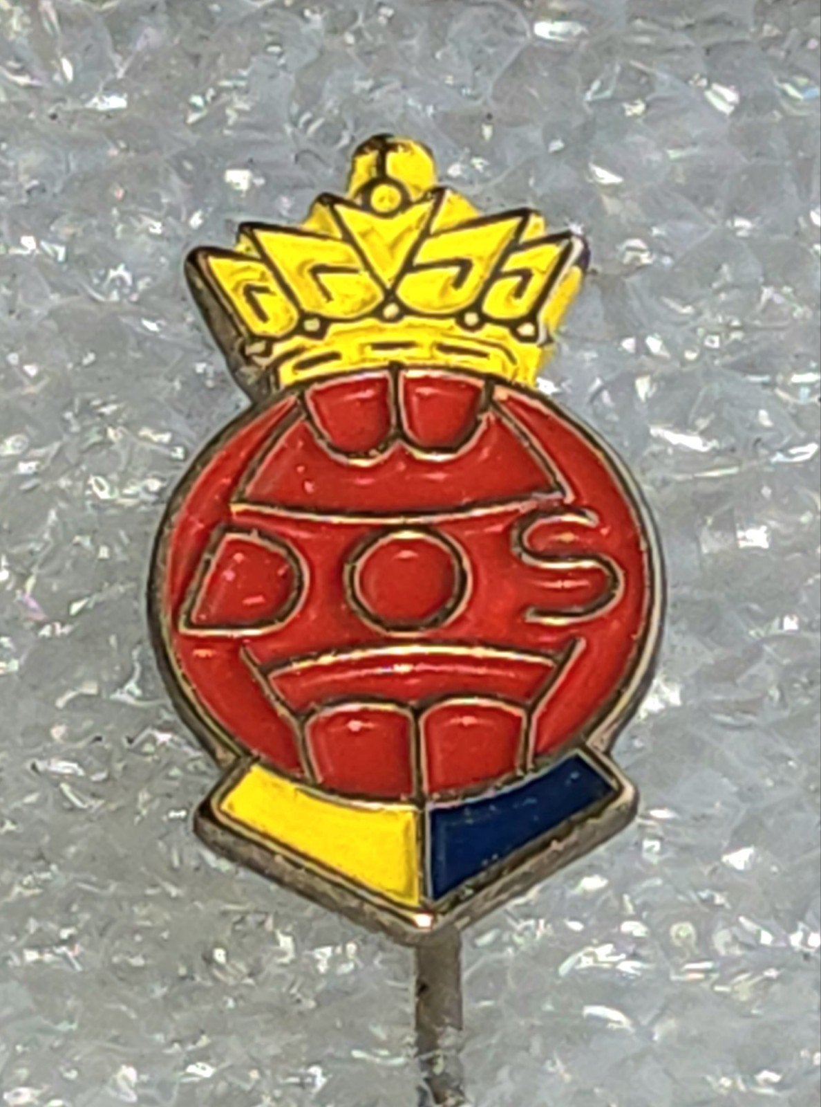 Vintage Speldje DOS Voetbalclub Kroon Rood Geel Blauw, Ophalen of Verzenden, Gebruikt, Sport, Speldje of Pin