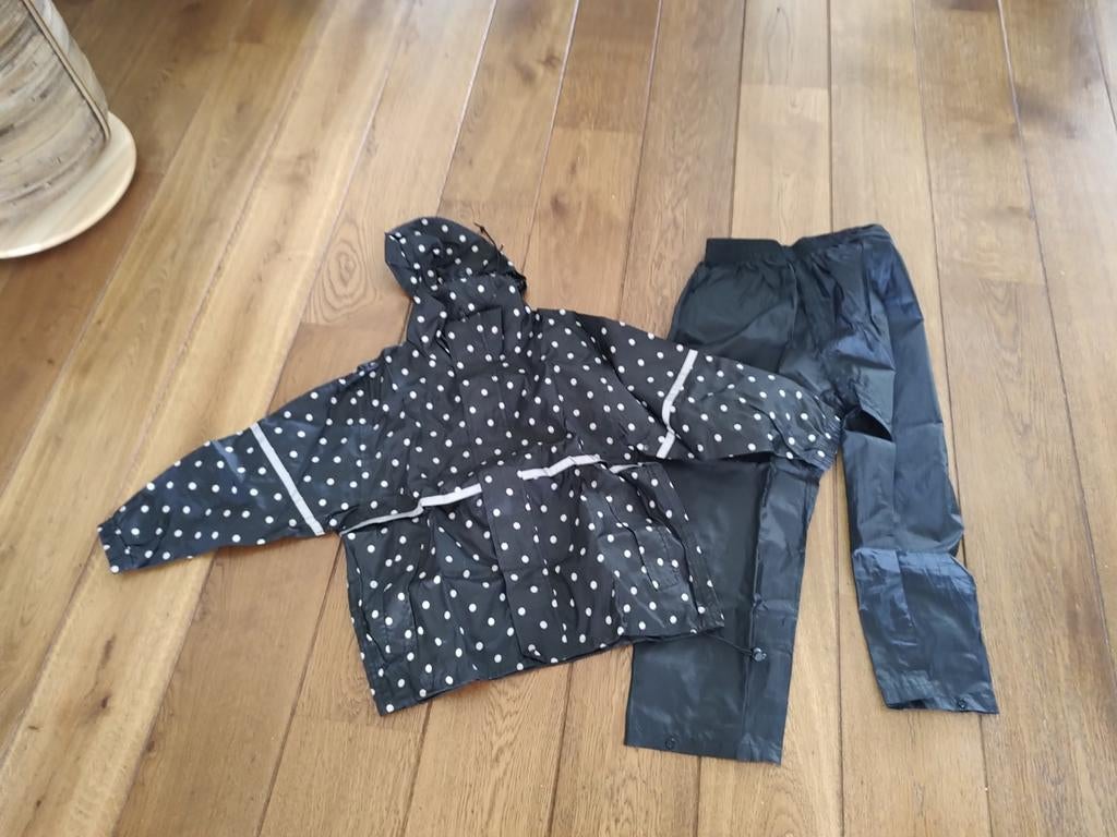Meisjes Regenpak Zwart met Witte Stippen - Maat 128, Gebruikt, Meisje, Ophalen of Verzenden, Setje