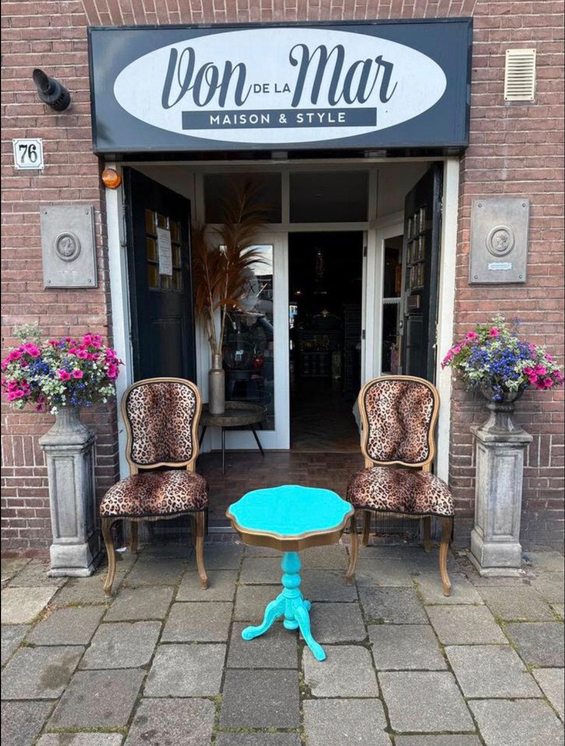 Foto 18 van Grote antieke kast greige, vintage servieskast, legkast VdlM