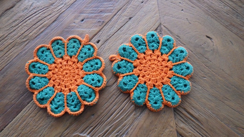 2 mooie retro gehaakte pannenlappen  in vorm van bloem, Ophalen of Verzenden, Overige typen