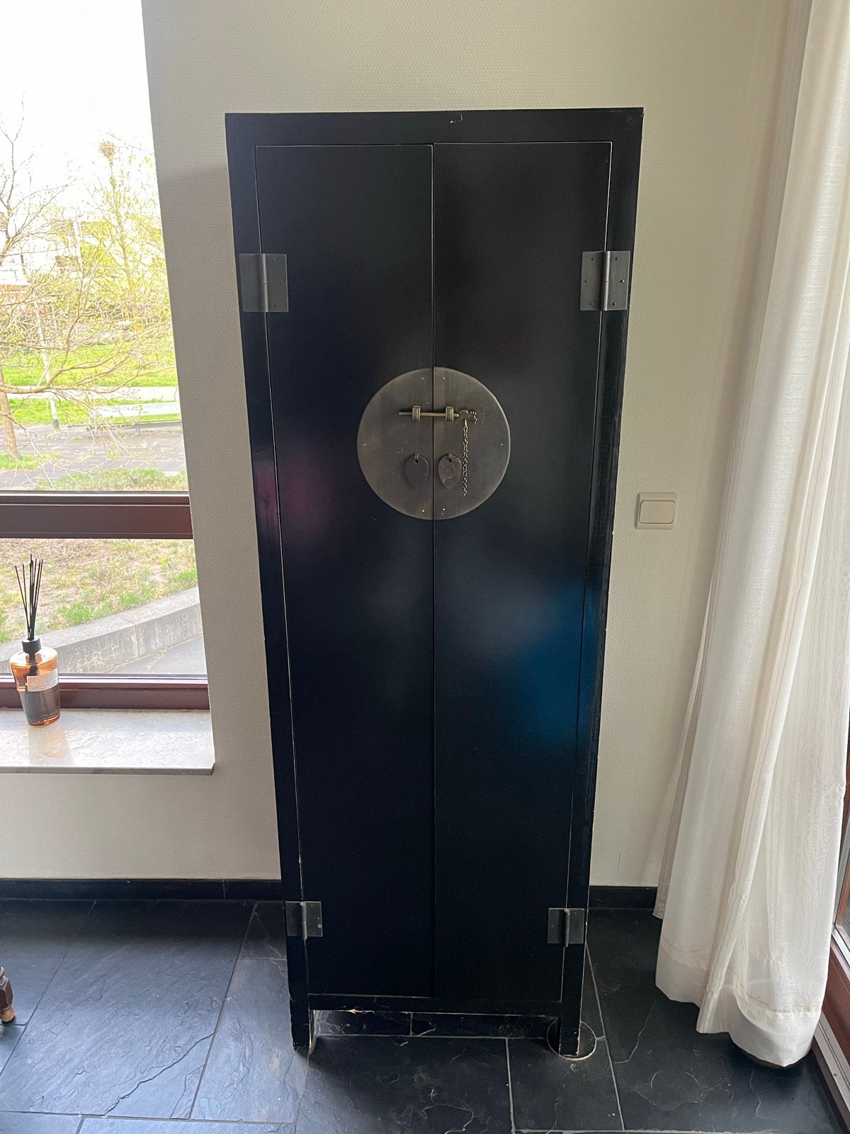 Zwarte Chinese kast met ronde sluiting, Antiek en Kunst, Antiek | Meubels | Kasten, Ophalen