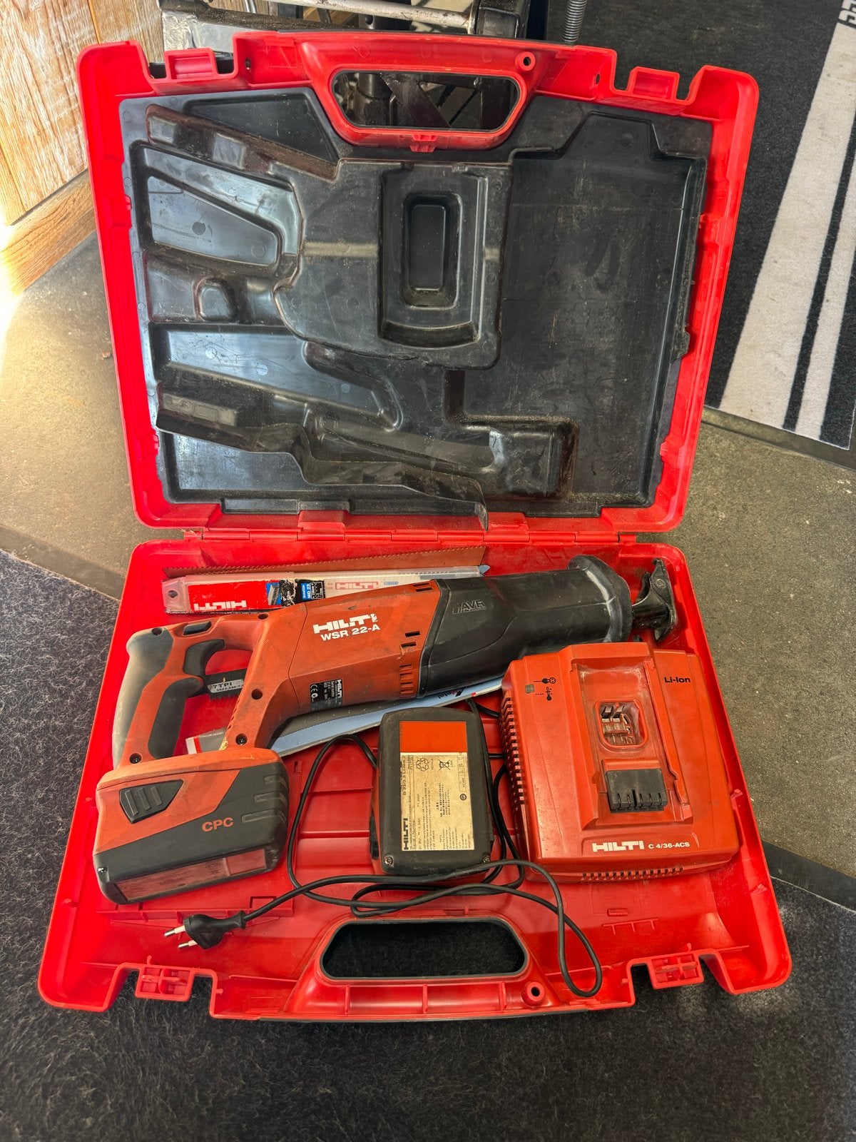 Hilti WSR 22-A Reciprozaag met accu en lader, Doe-het-zelf en Verbouw, Gebruikt, 70 mm of meer, Hilti, Ophalen of Verzenden