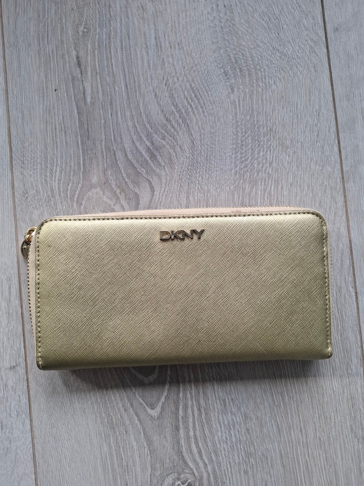 Nieuwe DKNY Bryant portemonnee,  metallic goudkleurig saffia, Sieraden, Tassen en Uiterlijk, Overige merken, Overige kleuren, Nieuw