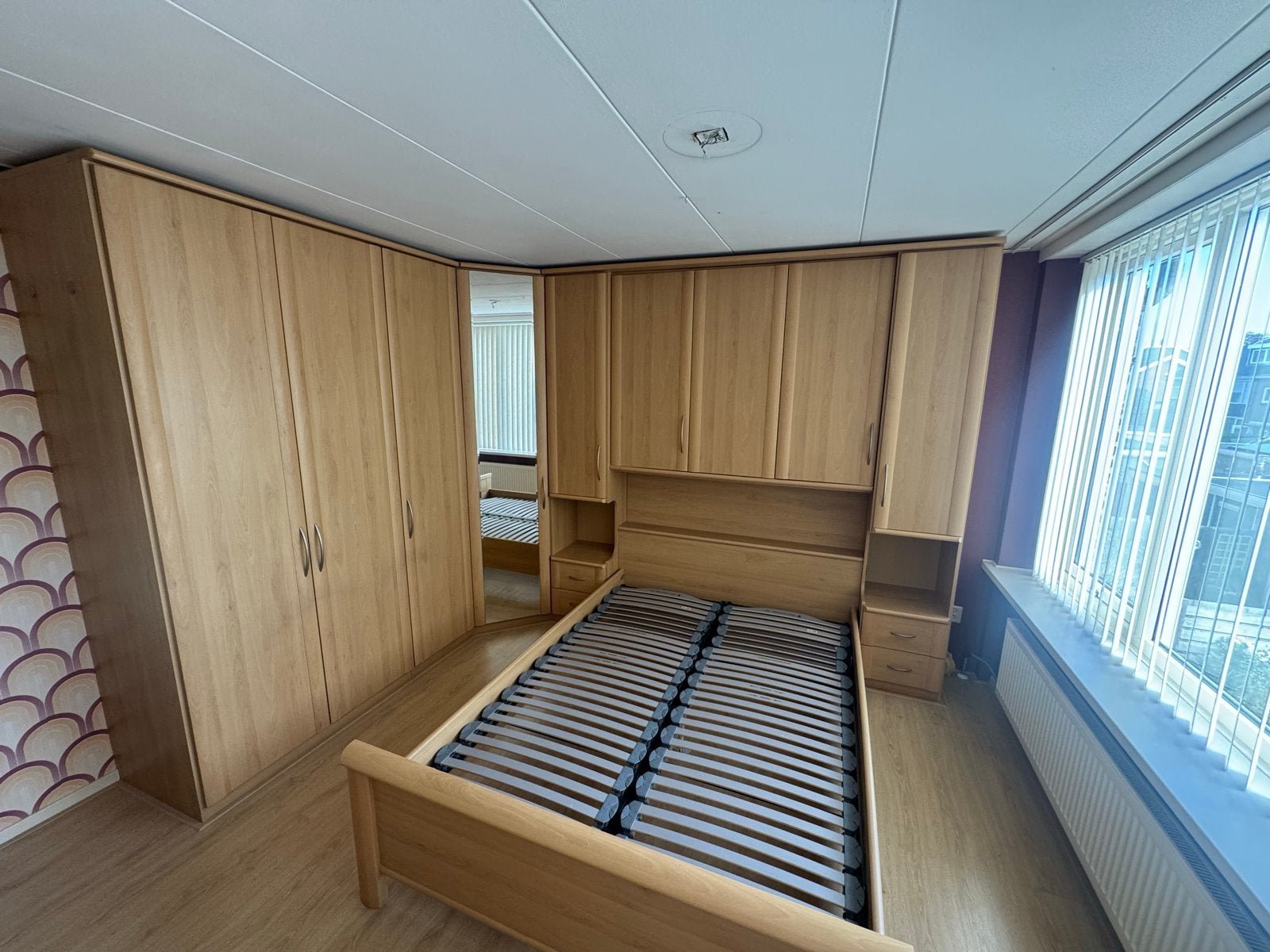 Complete slaapkamerinrichting: bed, kledingkast en nachtkast